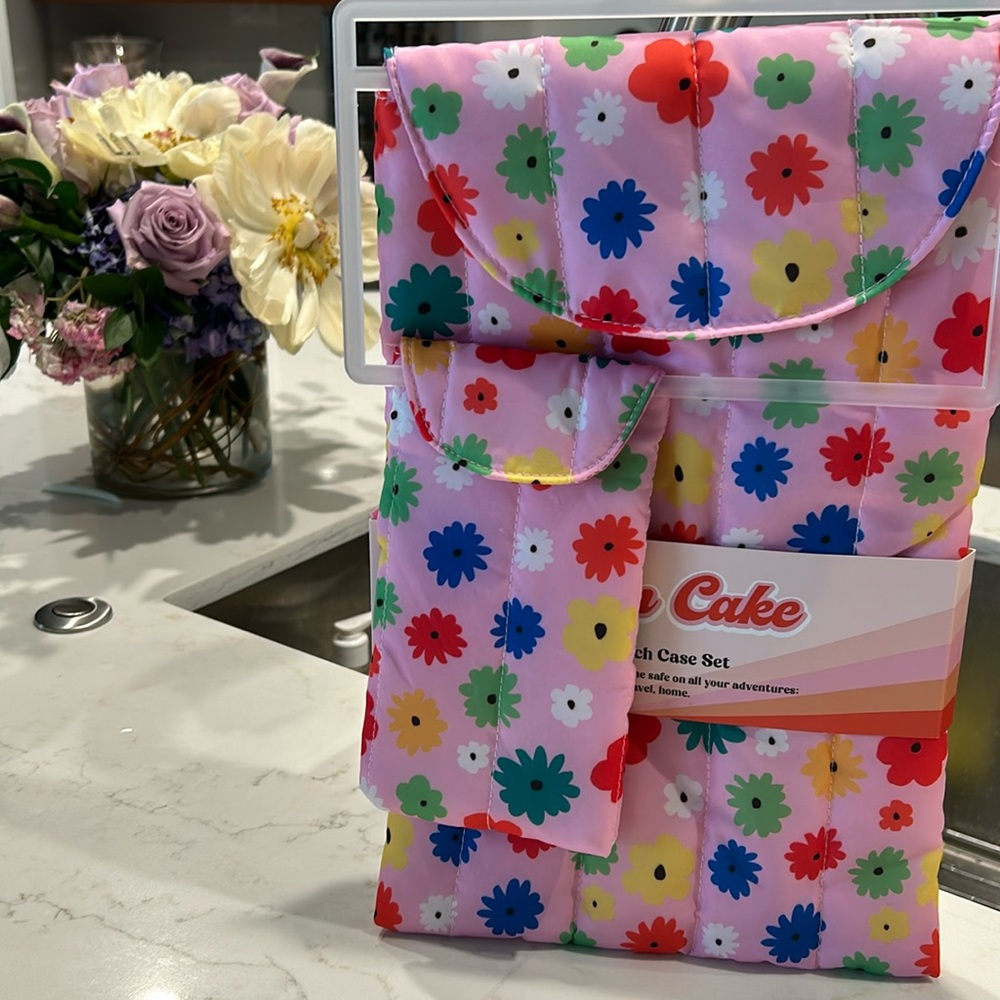 MOON CAKE DAISY QUILTED TECH CASE SET NWT